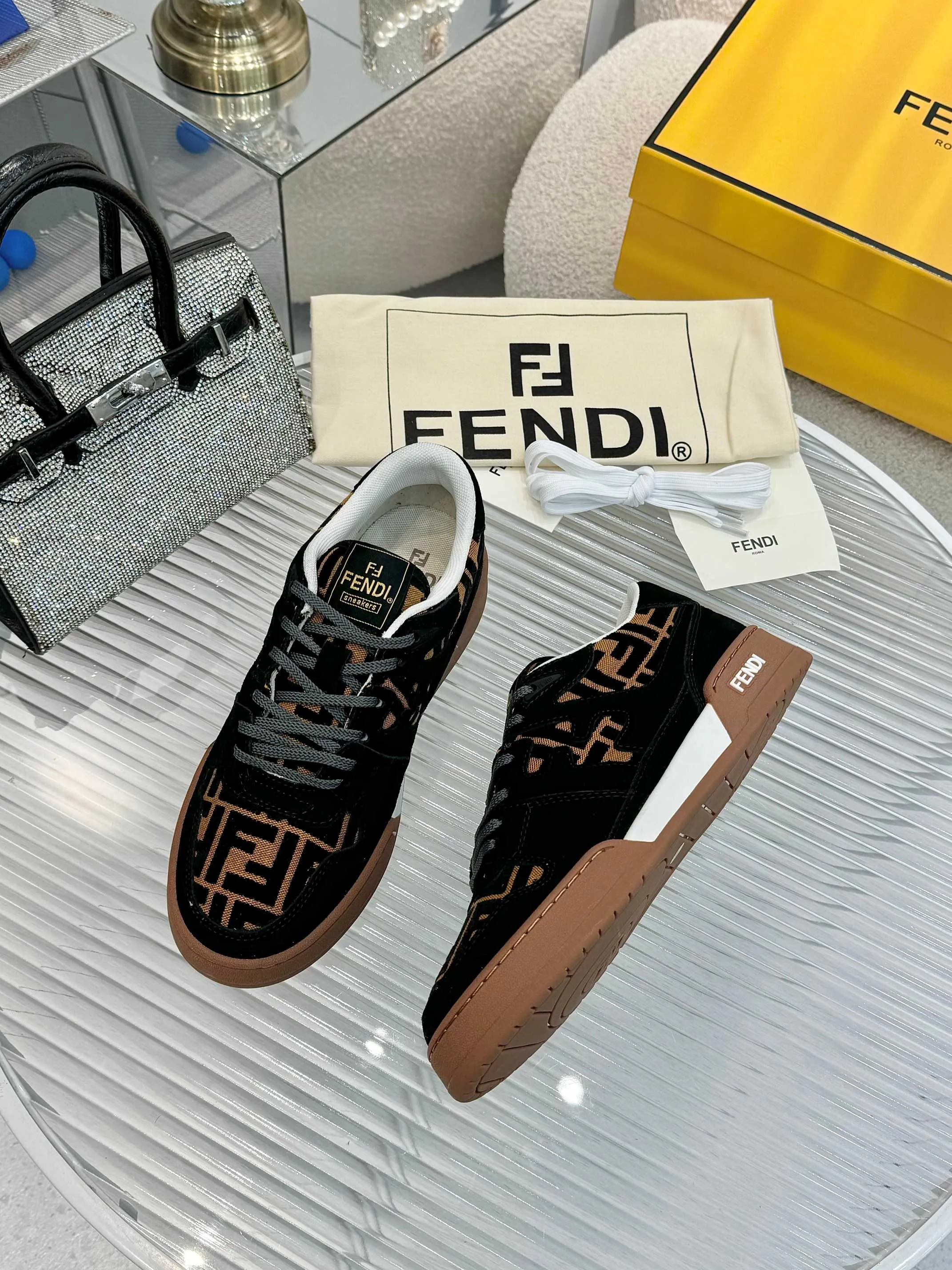 p620🐮🐮New❤Top super A version💯 Fendi Fendi 2025 New Year's King Explosive Style🔥 Many💑stars have the same style FD match. Original purchase for RMB14440. One to one replica. Designer Kim Jones's first sneaker fendi match and Donkey brand Trainer basketball sneakers, fresh blood injection and FF retro design It combines fashion and super comfort. [Wise] Whoever doesn’t grab it will regret it [There are many shoe uppers on the market with different color matching and cut corners in workmanship. The color matching and craftsmanship of my shoe upper are absolutely the same as the genuine products at the counter. Welcome to compare. Feet: Mesh injection molding pads 🎯 Soles: Please look for the original molded multi-color TPU outsole (❌ non-rubber sole) 🎯 Size: Female 35-41 Male 38-45 🎯 Packaging: Original 1:1 matching high-end packaging 🎁